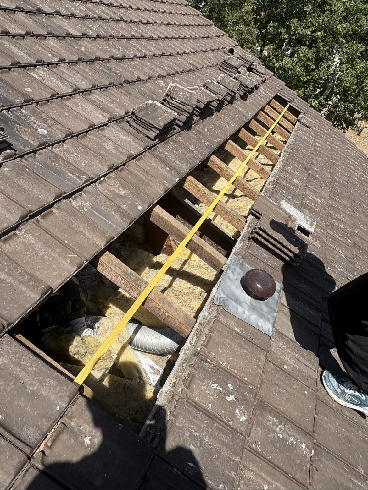 Reprise de chevrons et liteaux sur une toiture en tuiles, rénovation de charpente