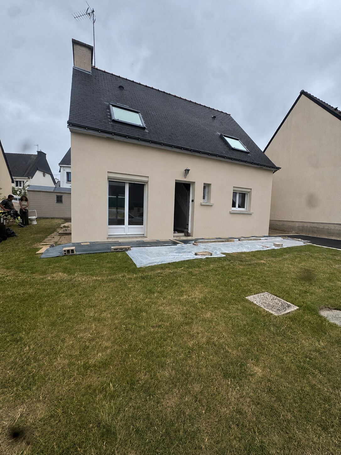 Maison avec toiture en ardoise rénovée et velux neufs, chantier en cours